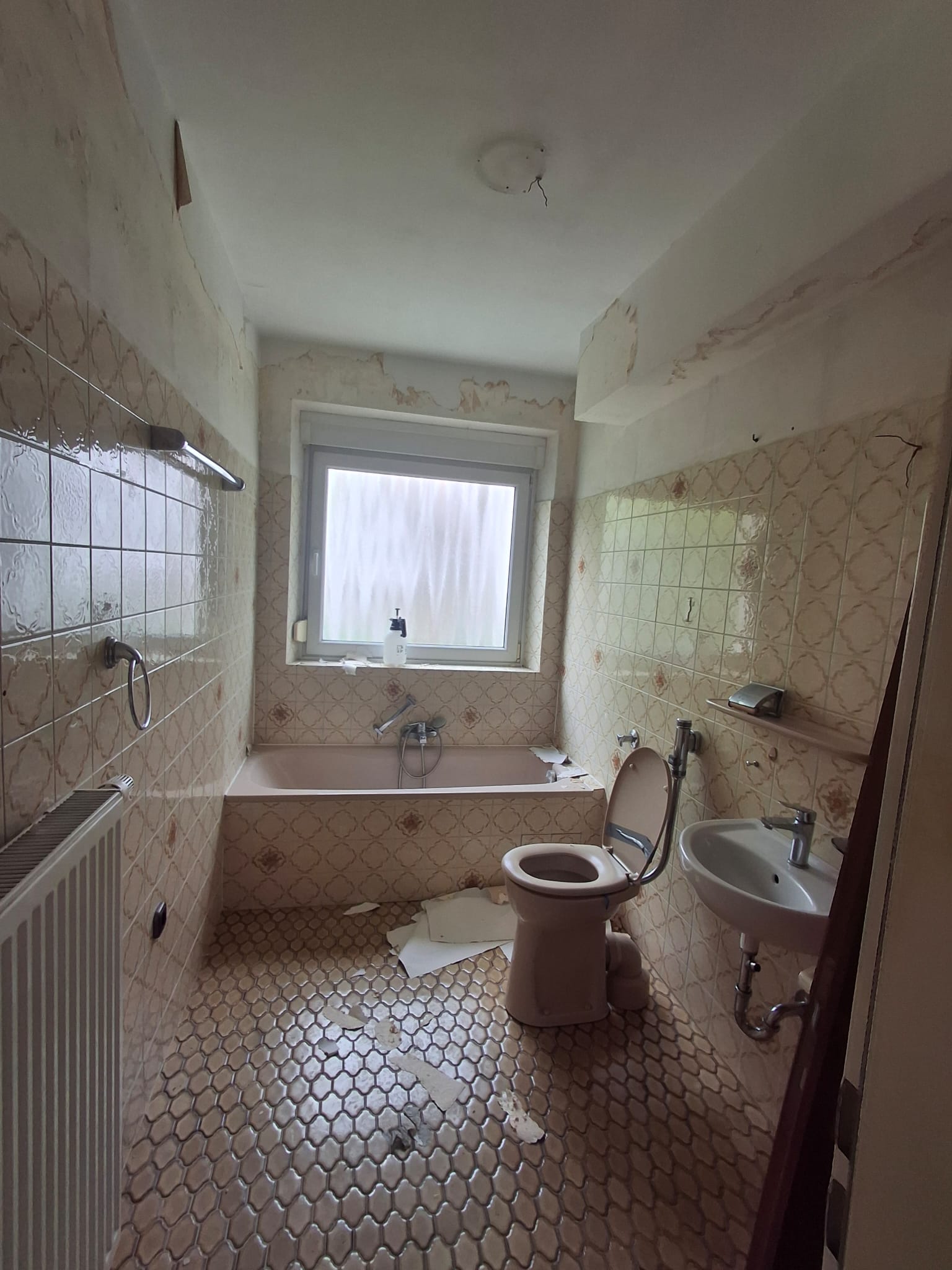 Badezimmer vor der Sanierung